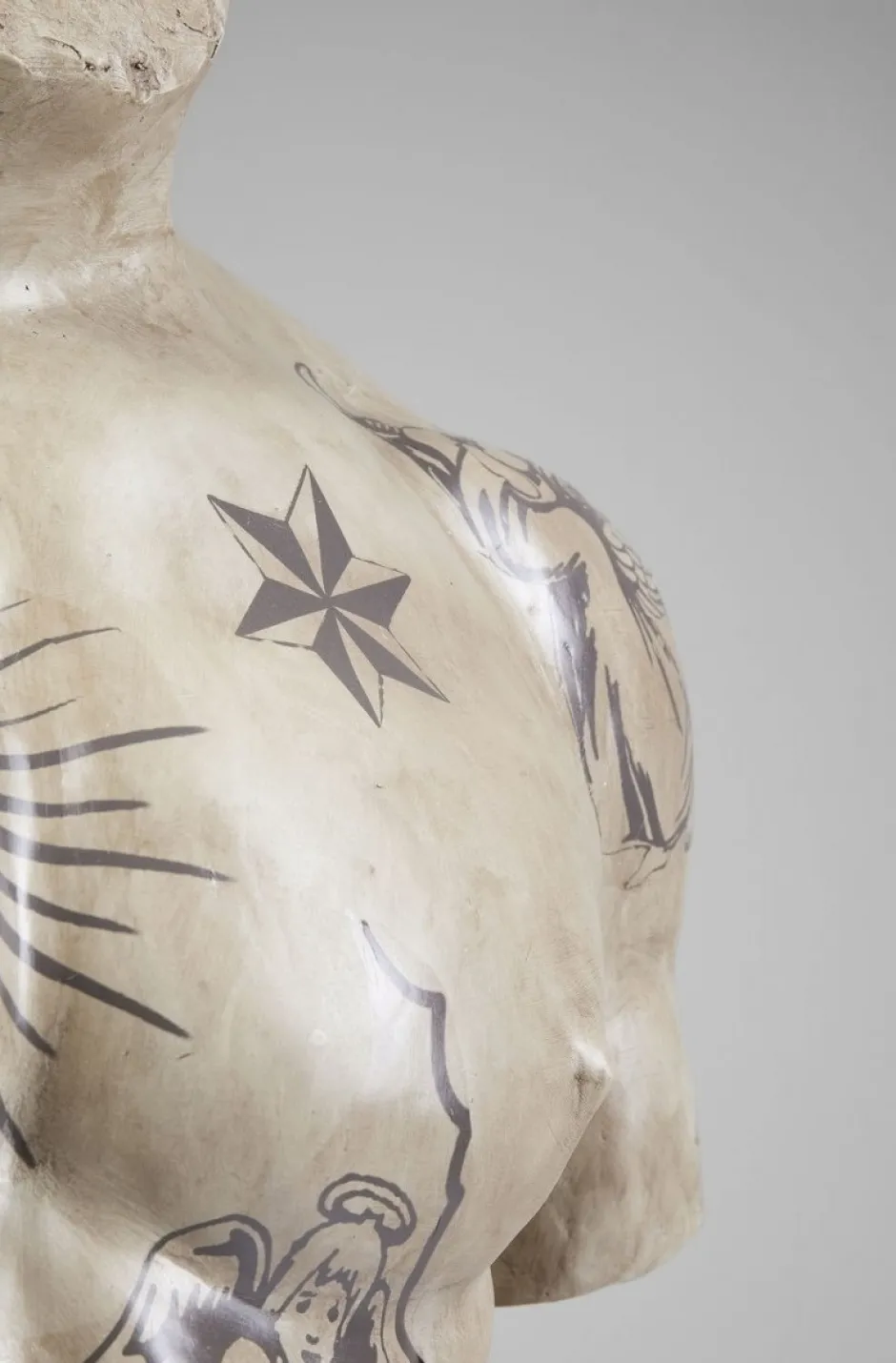 Dekoracja Stojąca Torso Tattoo 63x125 Cm*KARE Design Online