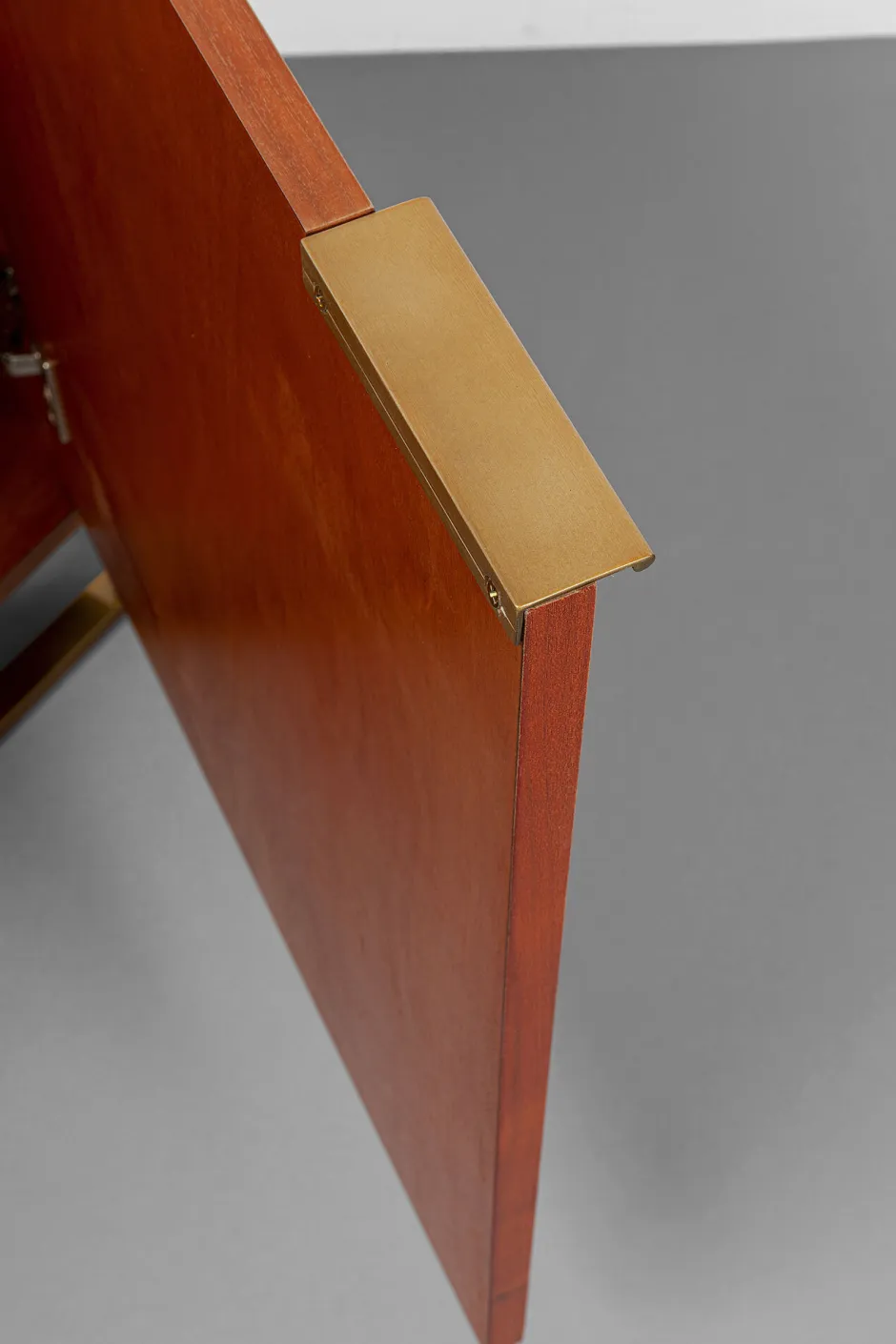 Komoda 3-drzwiowa Fornir Orzechowy Nogi Złote Stalowe 160x78 Cm Front Efekt 3D*KARE Design New